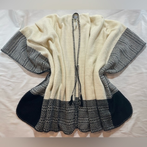 Marc New York Andrew Marc Womens Poncho One Size Black Cream Tassels EUC - Picture 1 of 8